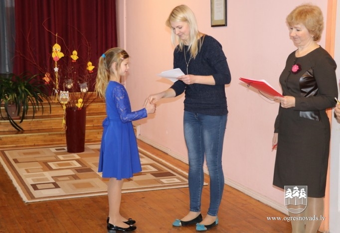 Bērni Mazozolos gatavojas skatuves runas konkursam