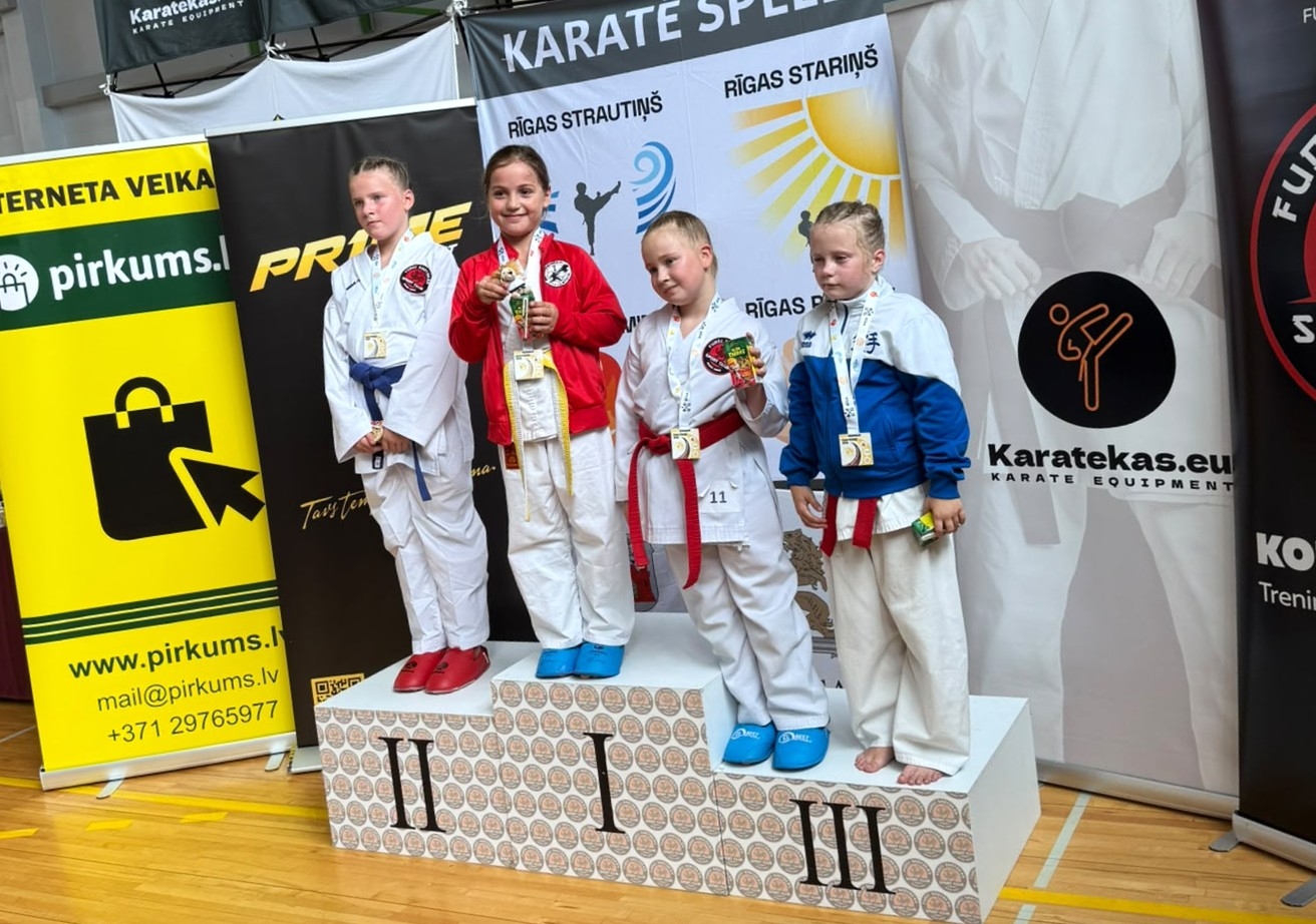 Pieci Ogres sportisti – godalgoto vietu ieguvēji rudens sporta karatē sacensībās. Kristīne Reizniece