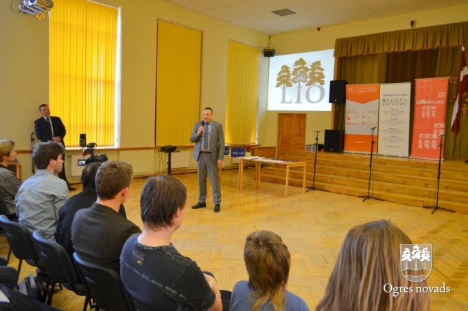 Izglītības un zinātnes ministre apbalvo informātikas valsts olimpiādes uzvarētājus