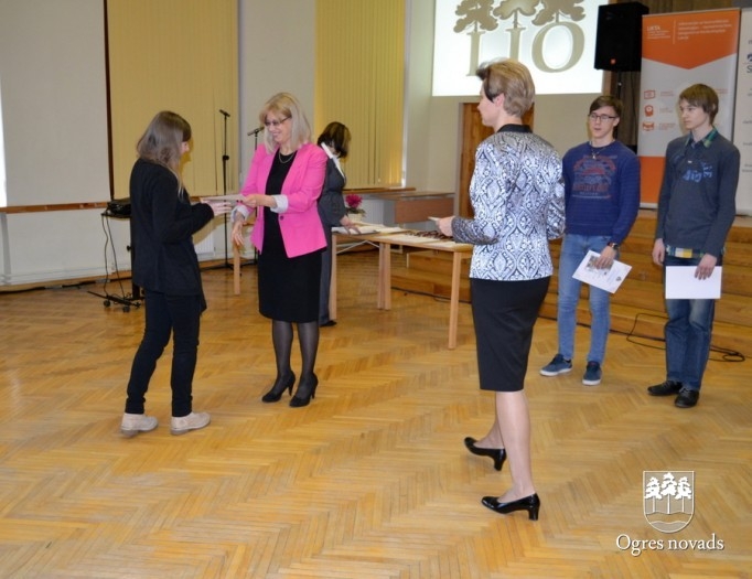 Izglītības un zinātnes ministre apbalvo informātikas valsts olimpiādes uzvarētājus