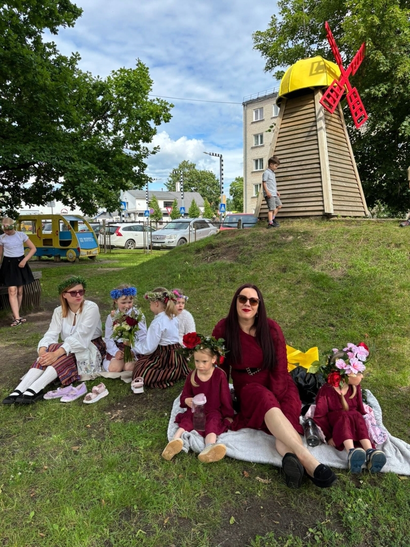 Tuvojoties vasaras saulgriežiem – pirmsskolas izglītības iestādē “Zelta Sietiņš” sadarbībā ar folkloras kopu “Josta” tika aizvadīts sirsnīgs un tradīcijām bagāts Ielīgošanas pasākums ar projektu konkursa RADI atbalstu