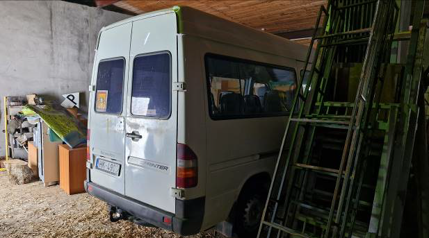 Transportlīdzekļa – autobusa Mercedes-Benz Sprinter 312, VRN HK4909 – izsole. Autobusa aizmugure