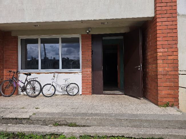 Nekustamā īpašuma – “Kadiķi”-6, Madliena, – izsole. Ieeja mājā