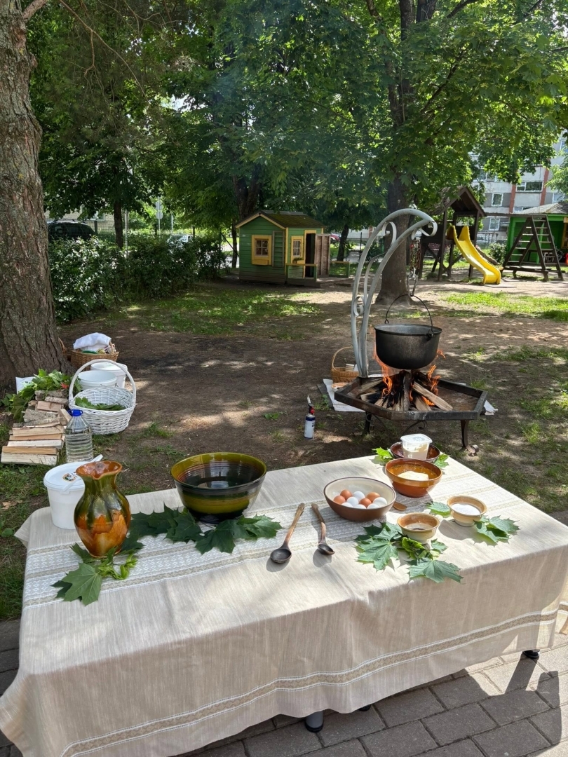 Tuvojoties vasaras saulgriežiem – pirmsskolas izglītības iestādē “Zelta Sietiņš” sadarbībā ar folkloras kopu “Josta” tika aizvadīts sirsnīgs un tradīcijām bagāts Ielīgošanas pasākums ar projektu konkursa RADI atbalstu. Svētku galds