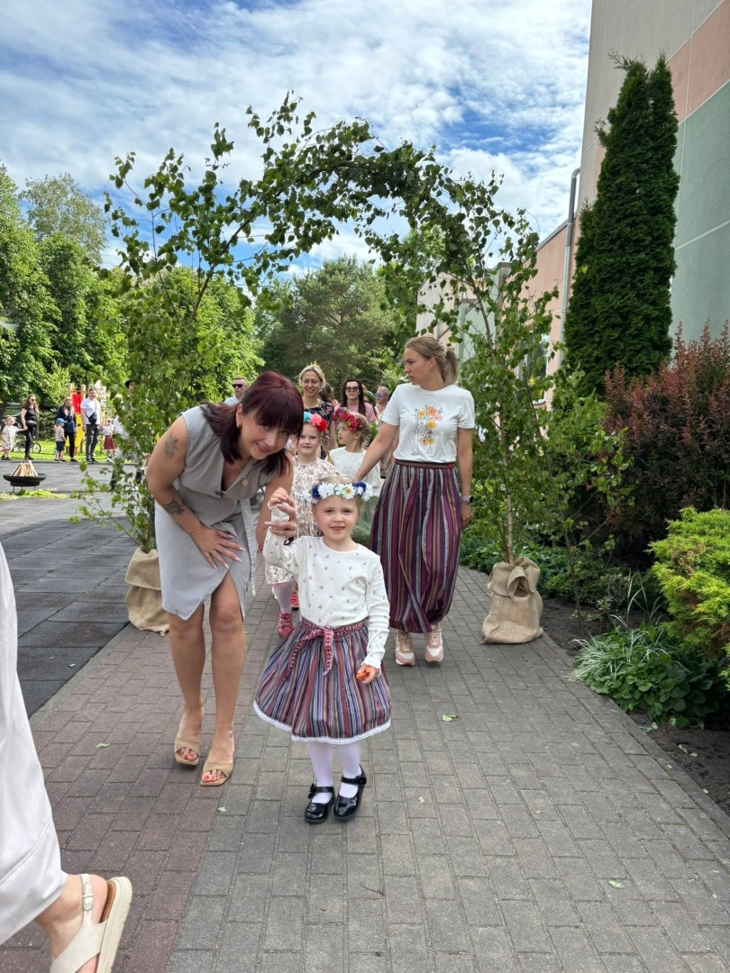 Tuvojoties vasaras saulgriežiem – pirmsskolas izglītības iestādē “Zelta Sietiņš” sadarbībā ar folkloras kopu “Josta” tika aizvadīts sirsnīgs un tradīcijām bagāts Ielīgošanas pasākums ar projektu konkursa RADI atbalstu