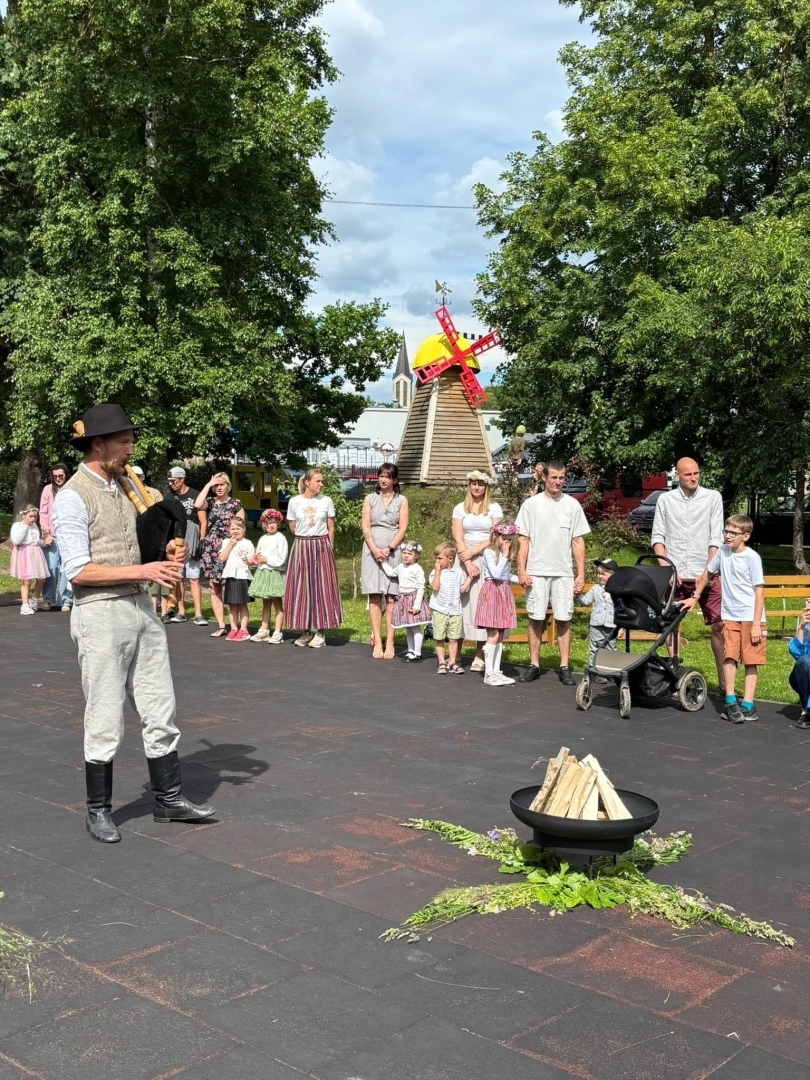 Tuvojoties vasaras saulgriežiem – pirmsskolas izglītības iestādē “Zelta Sietiņš” sadarbībā ar folkloras kopu “Josta” tika aizvadīts sirsnīgs un tradīcijām bagāts Ielīgošanas pasākums ar projektu konkursa RADI atbalstu