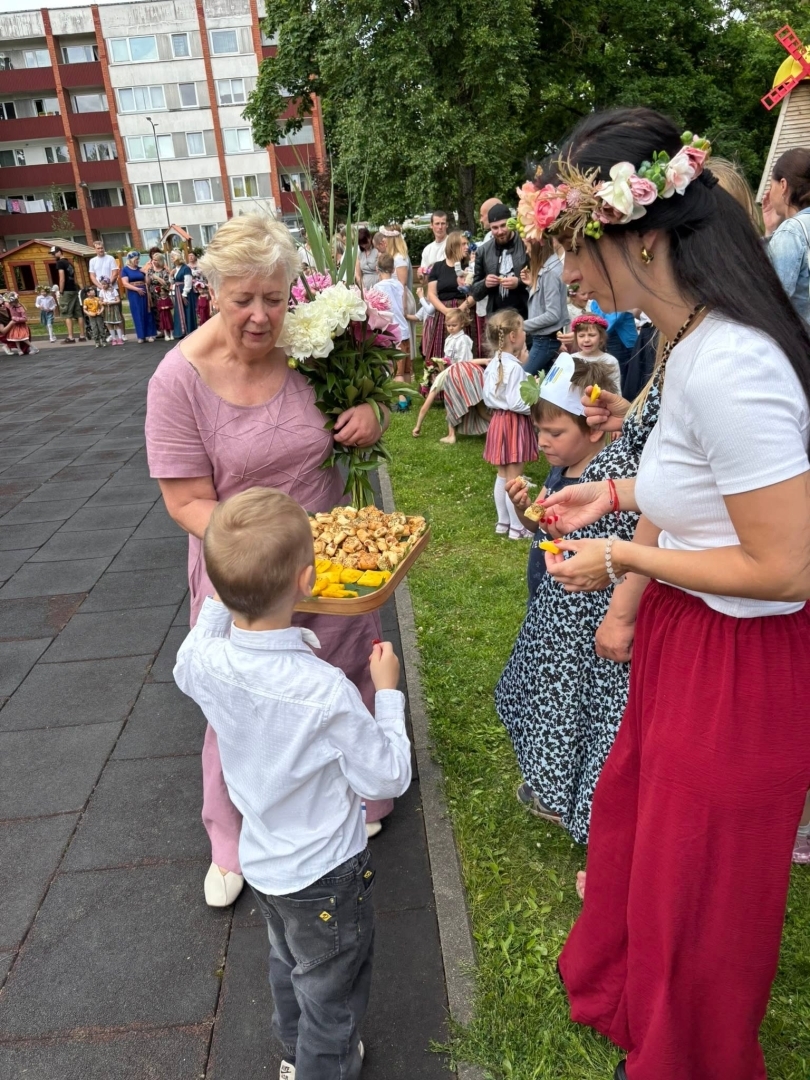 Tuvojoties vasaras saulgriežiem – pirmsskolas izglītības iestādē “Zelta Sietiņš” sadarbībā ar folkloras kopu “Josta” tika aizvadīts sirsnīgs un tradīcijām bagāts Ielīgošanas pasākums ar projektu konkursa RADI atbalstu