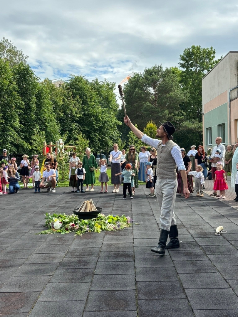 Tuvojoties vasaras saulgriežiem – pirmsskolas izglītības iestādē “Zelta Sietiņš” sadarbībā ar folkloras kopu “Josta” tika aizvadīts sirsnīgs un tradīcijām bagāts Ielīgošanas pasākums ar projektu konkursa RADI atbalstu