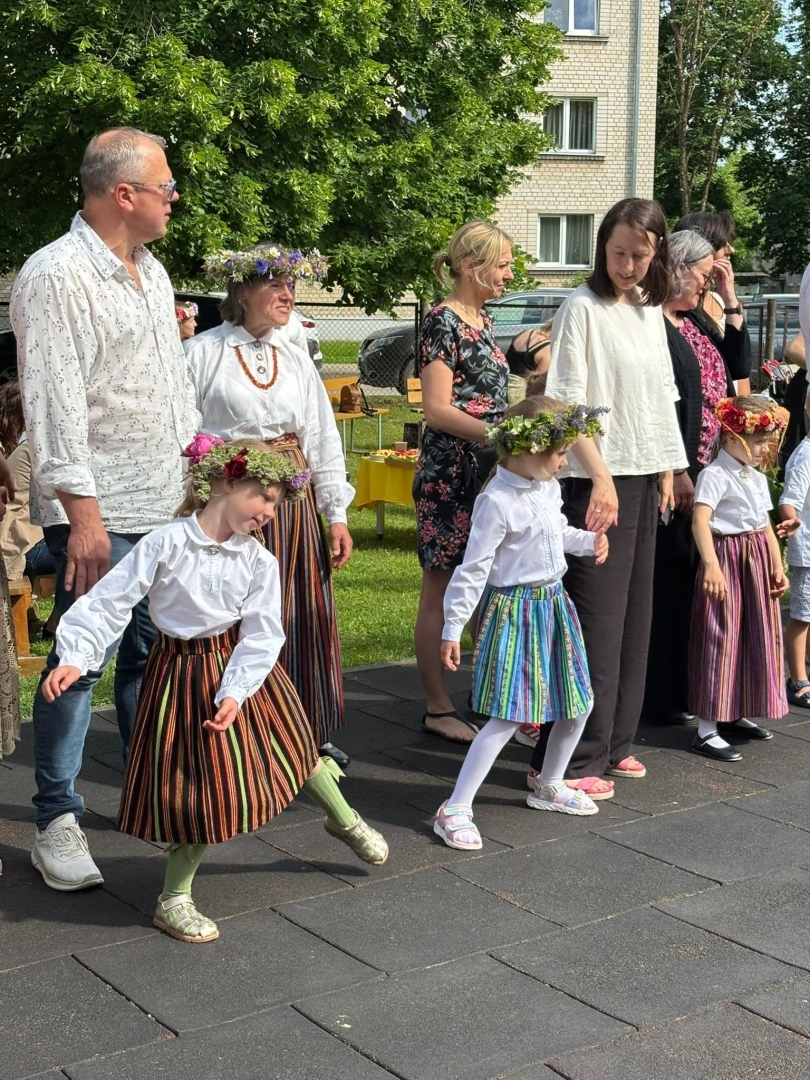 Tuvojoties vasaras saulgriežiem – pirmsskolas izglītības iestādē “Zelta Sietiņš” sadarbībā ar folkloras kopu “Josta” tika aizvadīts sirsnīgs un tradīcijām bagāts Ielīgošanas pasākums ar projektu konkursa RADI atbalstu