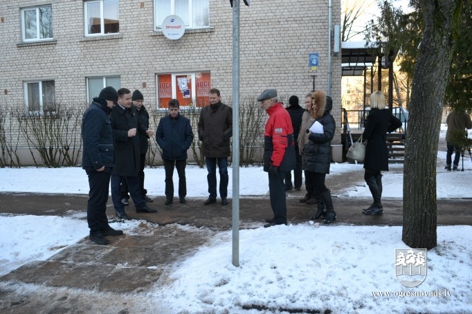 Pievērš uzmanību gājēju drošībai pilsētas ielās