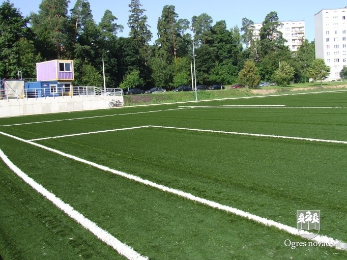 Renovē skolas ēku un rekonstruē stadionu