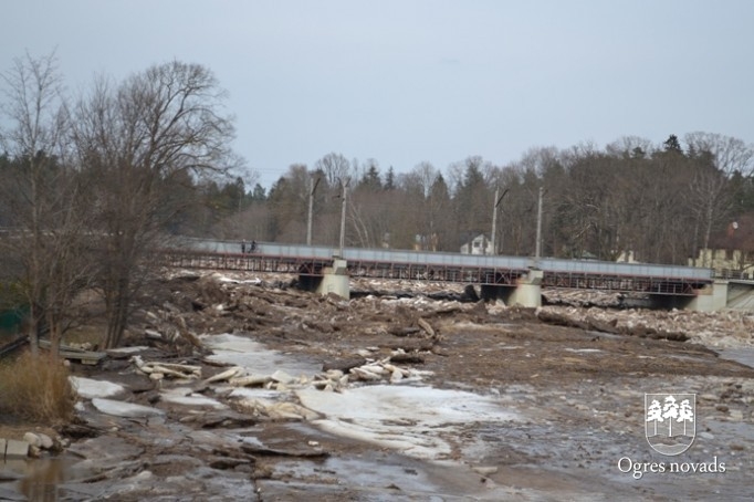 Ledus krāvumu virkne Ogres upē sāk sarukt