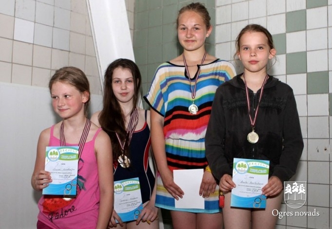 Noskaidroti novada ātrākie peldētāji