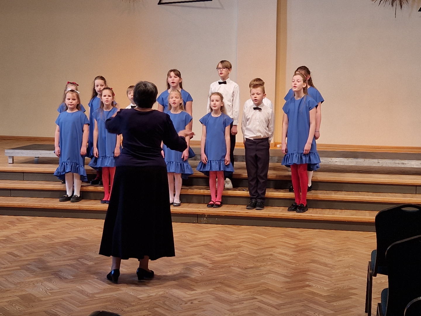  1.- 4. klašu skolēni priecē ar dziesmām koru skatē