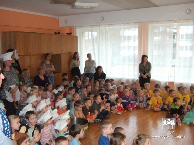Lellīte Lolīte apciemo “Zelta sietiņa“ bērnus