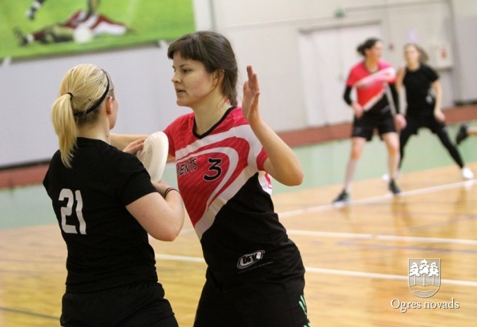 "Momenta" meitenes triumfē Frisbija līgas regulārajā turnīrā