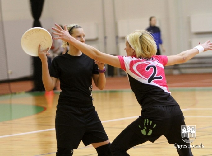 "Momenta" meitenes triumfē Frisbija līgas regulārajā turnīrā