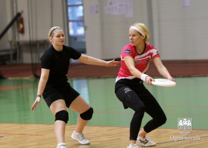 "Momenta" meitenes triumfē Frisbija līgas regulārajā turnīrā