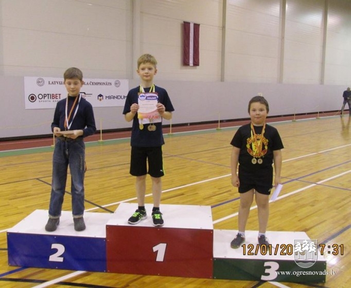 Ogres NSC U-10 vecuma grupas vieglatlētiem astoņas medaļas