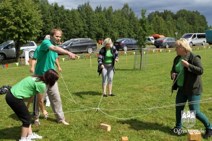 Sporta spēlēs saliedē kolektīvu