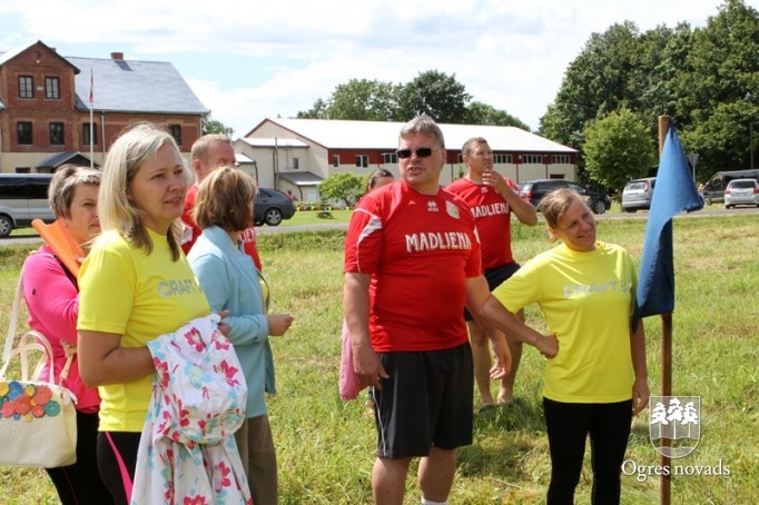 Sporta spēlēs saliedē kolektīvu