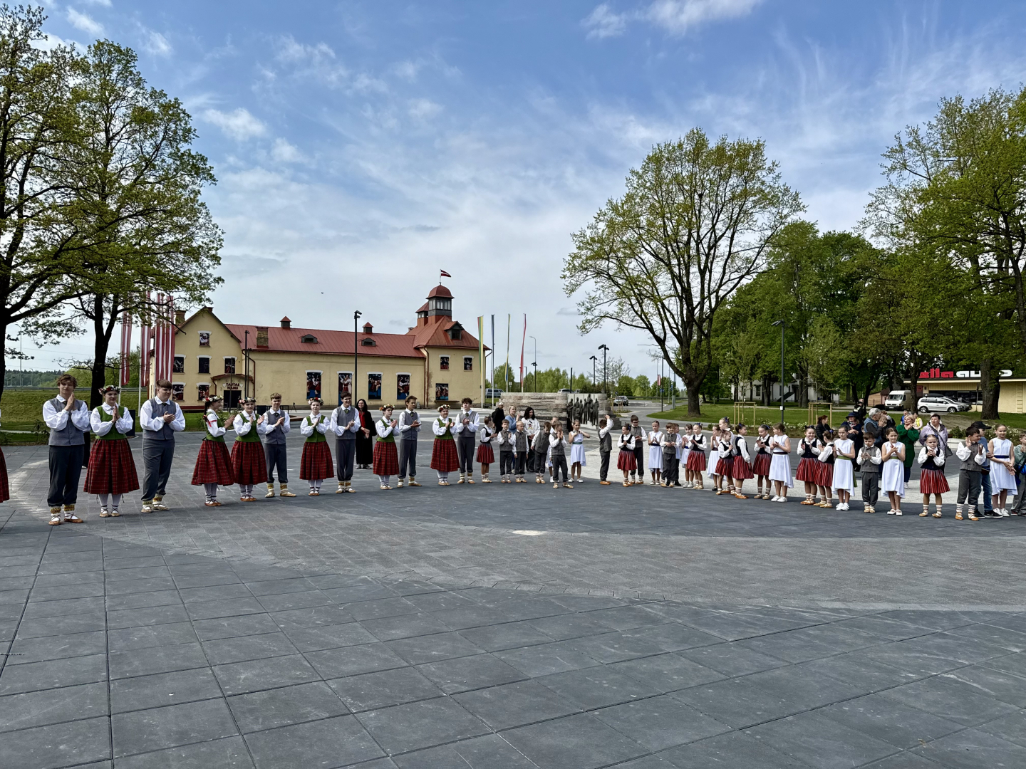 visi kolektīvi, kuri gatavojas Svētkiem, radoši iesaistās kopīgā aktivitātē “Savīšanās ceļš”, apgleznojot un radot savu unikālo identitāti uz pērlēm, kas svētku laikā pārtaps vides objektā “Vijums”, ko varēs apskatī Vērmanes dārzā
