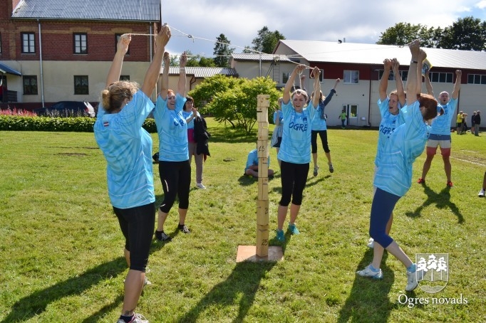 Sporta spēlēs saliedē kolektīvu