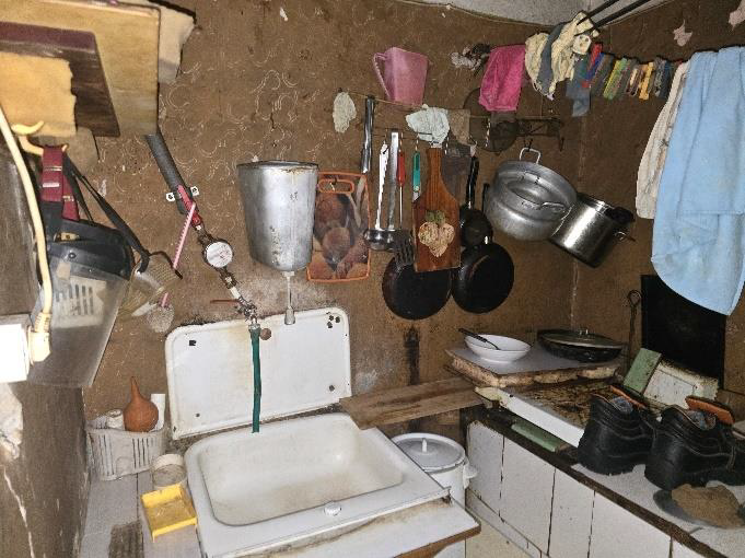 Virtuves mēbeles, izlietne un trauki