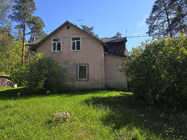 Ēkas ārpuse ar apkārtējo zaļo teritoriju