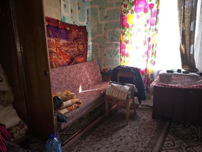Dzīvokļa istaba ar mēbelēm