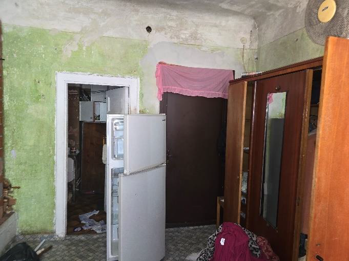 Dzīvokļa telpa ar skapi un ledusskapi