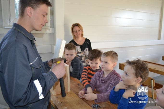 “Zelta sietiņa” audzēkņi Ogres Tehnikumā izgatavo putnu būrīšus
