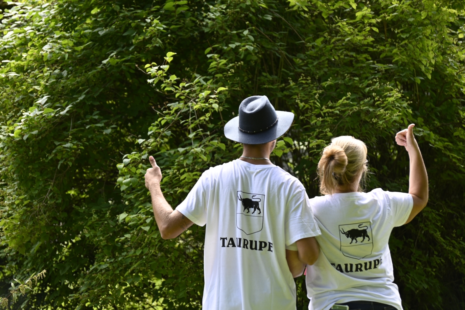 Divi svētku dalībnieki T-kreklos ar Taurupes pagasta ģerboni