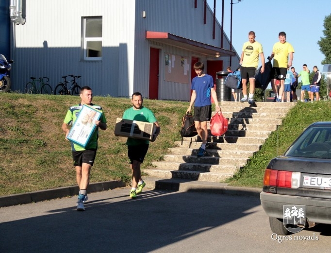 Ukrainas iedzīvotājiem ziedo mediķi, sportisti un foto mākslinieki