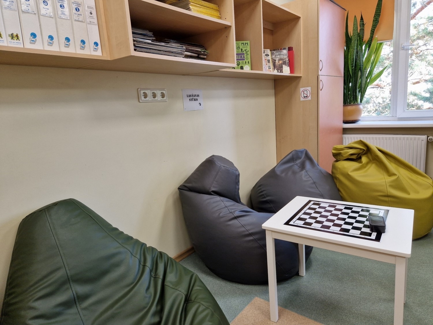 Lasīšanas stūrītis ar galdiņiem un pufiem