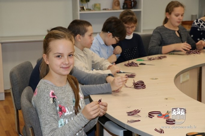 Skolēni piedalās valsts svētku lentīšu veidošanā
