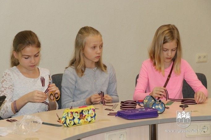 Skolēni piedalās valsts svētku lentīšu veidošanā