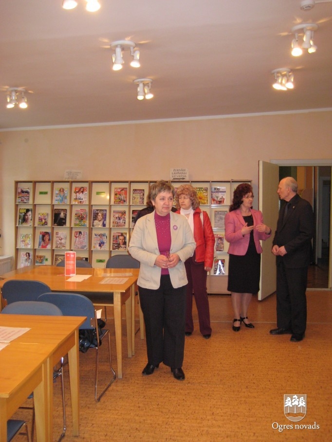 Domes deputāti apmeklē bibliotēku