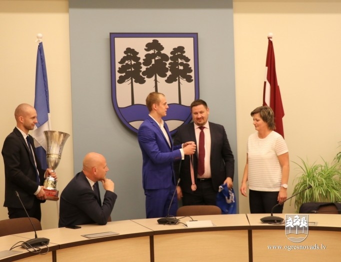 Pašvaldības vadība pateicas BK “Ogre” komandai
