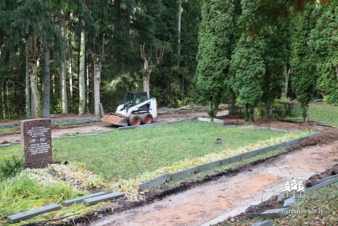 Brāļu kapos Ogrē atsākti labiekārtošanas darbi (20.10.2020.)