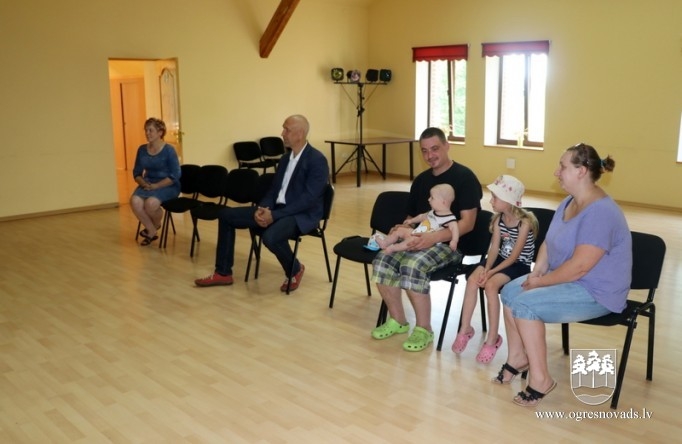 Sveic jaundzimušos Meņģelē un Krapē