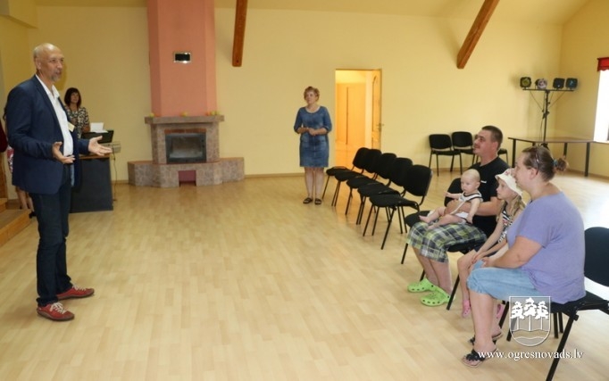 Sveic jaundzimušos Meņģelē un Krapē