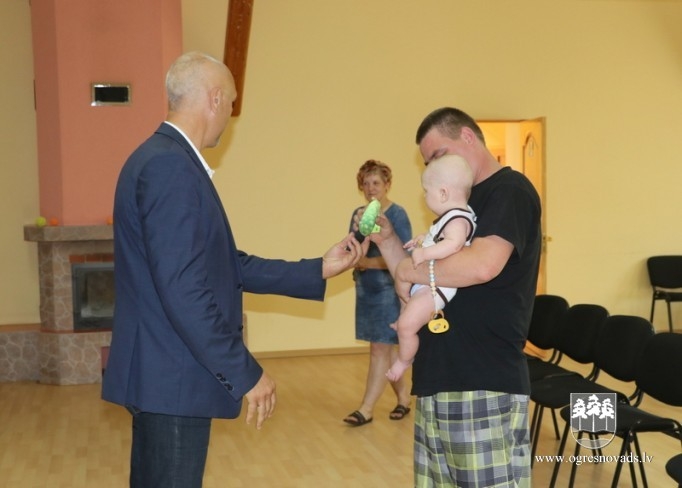 Sveic jaundzimušos Meņģelē un Krapē