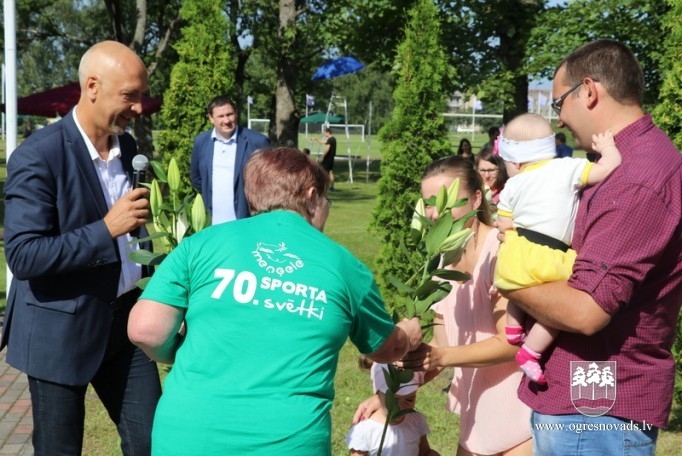 Sveic jaundzimušos Meņģelē un Krapē
