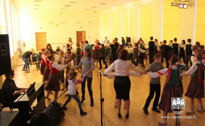 Bērni no Ukrainas viesojas Ogres 1.vidusskolā