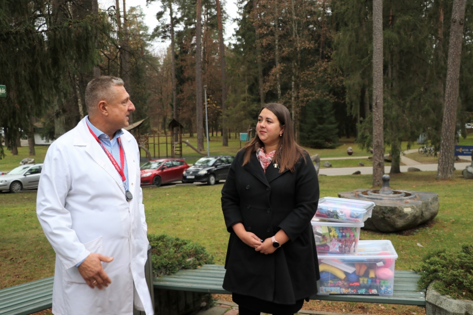 PII “Dzīpariņš” dāvina Ogres slimnīcas mazākajiem apmeklētājiem “Drosmes kasti”