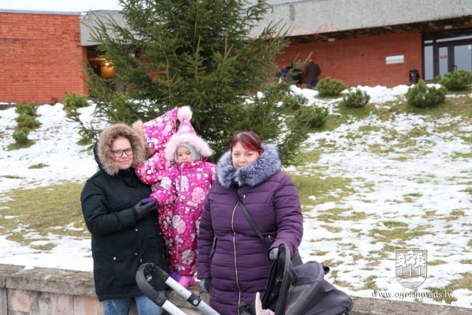 Madlienā iededz svētku egli