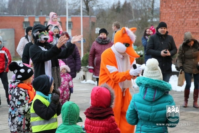 Madlienā iededz svētku egli
