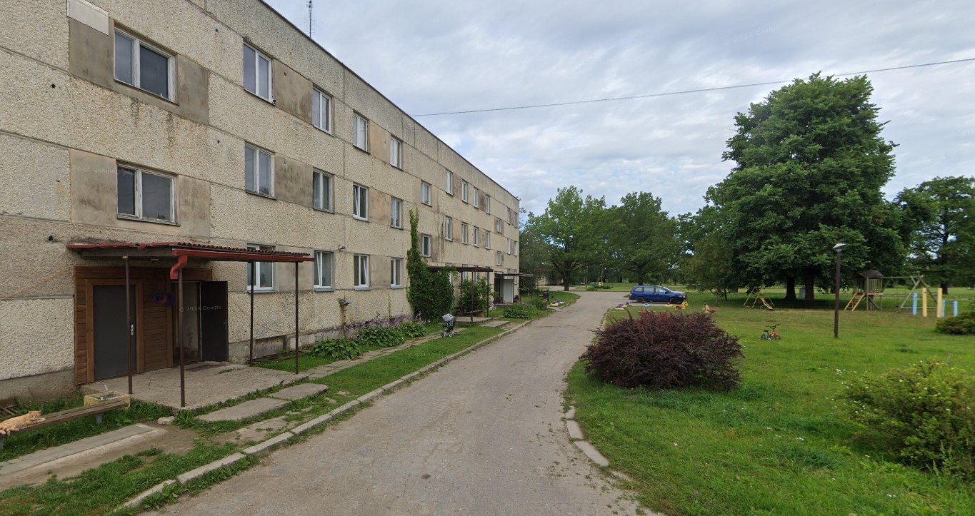 Ēkas fasāde ar piebraucamo ceļu