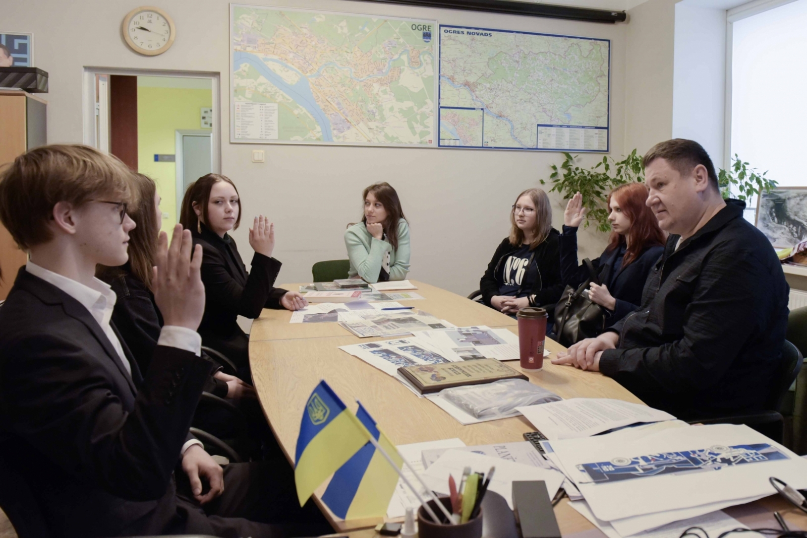 Egils Helmanis Ēnu dienā ar ēnām savā kabinetā